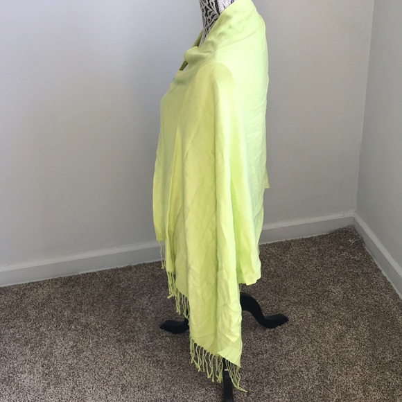 Bright green scarf - Picture 3 of 4